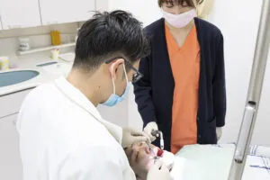 口内全体をチェックし、丁寧に説明します